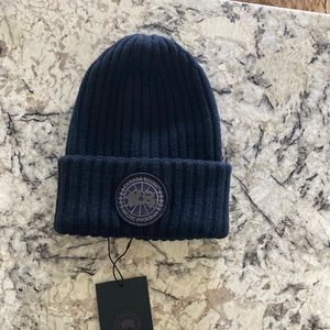 Canada Goose black disc rib toque beanie.